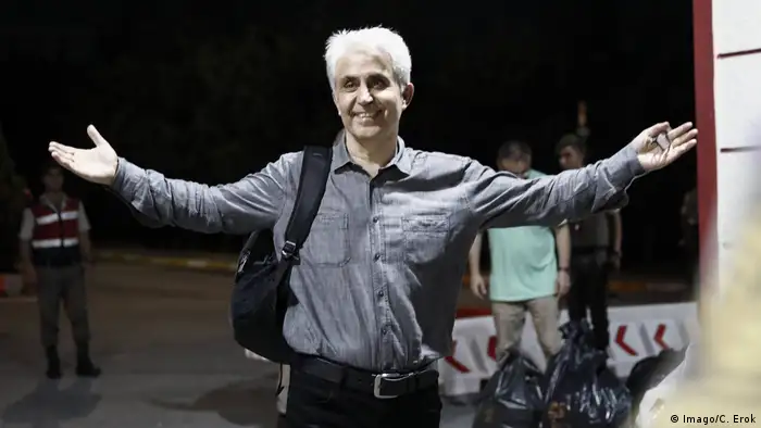 Türkei Istanbul Freilassung von Journalisten der Cumhuriyet (Imago/C. Erok)