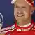 Sebastian Vettel streckt seinen Zeigefinger nach oben und lächelt (Foto: Picture Alliance)