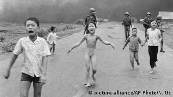 Vietnam - Historische Aufnahme: Napalmangriff