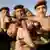 Irakische Soldeten demonstrieren purpurne Finger nach Stimmabgabe. Quelle: AP.