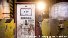 Eine Zapfsäule für Diesel steht am 07.03.2017 in Salzgitter (Niedersachsen) auf dem Gelände der Salzgitter AG. Foto: Julian Stratenschulte/dpa | Verwendung weltweit