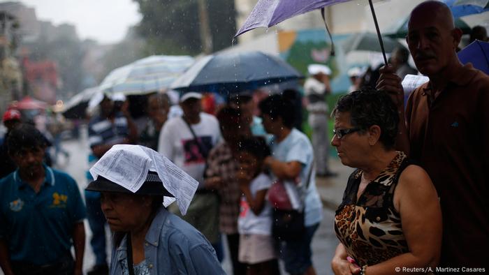 Foto simbólica de personas bajo la lluvia en Venezuela en una imagen de archivo.