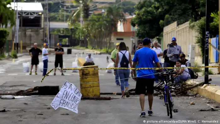 Venezuela Wahlen- Opposition blockiert Straßen (picture-alliance/dpa/ZUMA Wire/J. C. Hernandez)