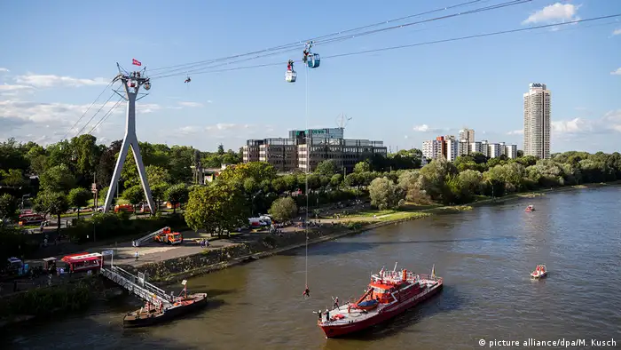 Deutschland Gondel der Seilbahn in Köln verkeilt (picture alliance/dpa/M. Kusch)