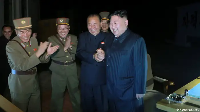 Nordkorea Kim Jong Un Freude nach dem Test der Hwasong-14 Rakete