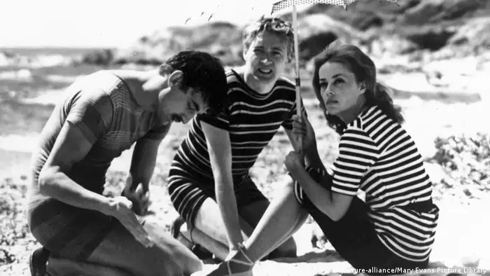 Neben Godard wurde François Truffaut zum bekanntesten Gesicht der Nouvelle Vague. Truffauts Filme waren populärer als die seines Freundes Godard, mit dem er sich später überwarf. Filme wie Jules und Jim (1961, Foto oben) proklamierten neue Formen der Liebe und deuteten an, was 1968 breite gesellschaftliche Relevanz erlangen sollte: ein anderer Umgang mit Sexualität und ein neues Frauenbild.