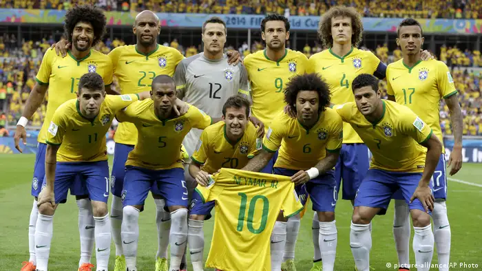 Brasilien | WM 2014 | Brasiliens Nationalmannschaft mit Neymar-Trikot (picture-alliance/AP Photo)