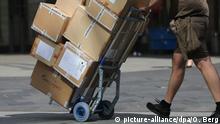 ARCHIV - Ein Paketbote liefert am 14.08.2013 in Köln (Nordrhein-Westfalen) Pakete aus. Die GfK gibt die neusten Daten zur Verbraucherstimmung in Deutschland bekannt. Experten rechnen angesichts des robusten Arbeitsmarktes mit einem stabilen Konsumklima. Foto: Oliver Berg/dpa +++(c) dpa - Bildfunk+++ | Verwendung weltweit