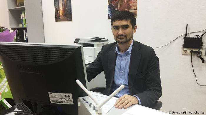 Мигрант из Таджикистана Олим в офисе организации ТутЖдут