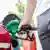 Шофьор зарежда колата си на бензиностанция