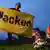 Wacken Open Air Festival: Zwei Metal-Zwerge im Gras, im Hintergrund Annabelle mit einer Wacken-Flagge