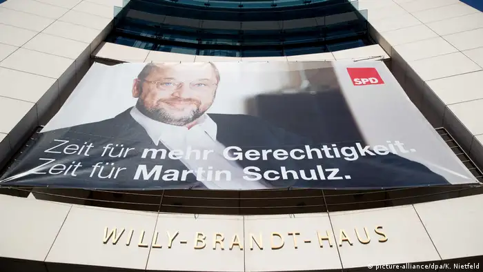 Deutschland Wahlplakaten vom SPD-Kanzlerkandidat Martin Schulz (picture-alliance/dpa/K. Nietfeld)