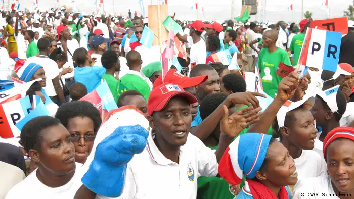 Los ruandeses acudieron hoy a votar un nuevo presidente para los próximos siete años, aunque parece seguro que el actual jefe de Estado, Paul Kagame, volverá a salir vencedor para una tercera legislatura. (4.08.2017)