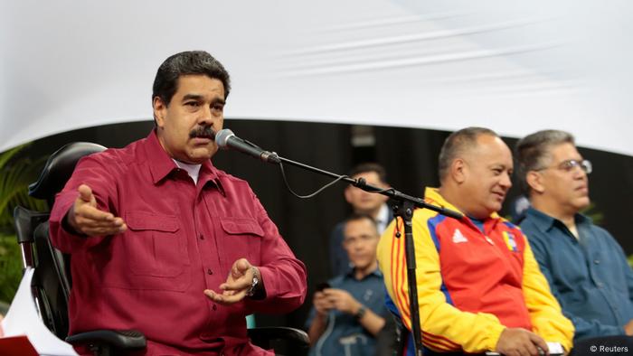 
Venezuela Präsident Nicolas Maduro spricht mit Mitgliedern der konstituierenden Versammlung in Caracas