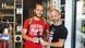 Griechenland, Ladenbesitzer wie Jannis Sisis (rechts) schätzen Nikos Roidos' Craft-Bier und freuen sich über das wachsende Interesse der Kunden Griechenland, Ladenbesitzer wie Jannis Sisis (rechts) schätzen Nikos Roidos' Craft-Bier und freuen sich über das wachsende Interesse der Kunden