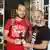 Griechenland, Ladenbesitzer wie Jannis Sisis (rechts) schätzen Nikos Roidos' Craft-Bier und freuen sich über das wachsende Interesse der Kunden