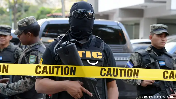 Tres mil 519 agentes han sido destituidos y 855 se han retirado, gracias a la acción de la Comisión Depuradora de la Policía. En 2011 la Policía habría matado al zar antidrogas, por pedido de narcotraficantes. 03.08.2017