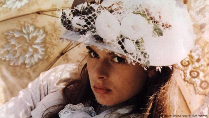 Schauspielerin Nastassja Kinski in Tess mit opulentem Hut und Sonnenschirm. (picture alliance/dpa/United Archives)