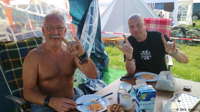 Zwei Wacken-Camper beim Frühstück (DW/S. Wünsch)