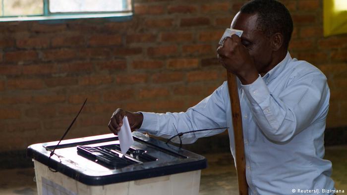 Ein Mann wirft bei der Präsidentschaftswahl 2017 seinen Stimmzettel in die Wahlurne
