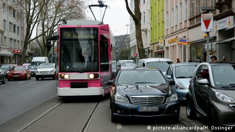 Неправильно припаркований автомобіль Mercedes у Дюссельдорфі і рожевий трамвай