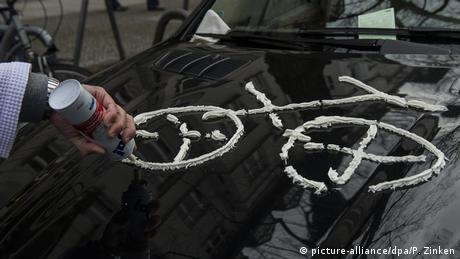 Намальований на капоті автомобіля вершками силует велосипеда