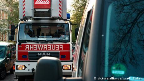 Пожежний автомобіль на вузькій вулиці Берліна