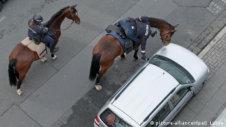 Кінна співробітниця поліції приліплює талон про штраф на неправильно припарковане авто у Ганновері