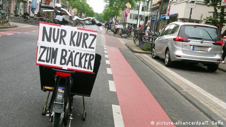 Неправильно припаркований велосипед у Кельні з плакатом Ненадовго до пекаря