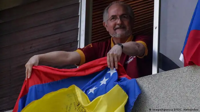 La esposa del alcalde de Caracas, Mitzy Capriles, informó en Twitter que el opositor venezolano fue excarcelado y regresó a su vivienda para continuar en arresto domiciliario. Antonio dijo al entrar al apartamento que retorna con la angustia de que Leopoldo y más de 600 presos políticos siguen tras las rejas, añadió refiriéndose también al opositor Leopoldo López. (4.08.2017)