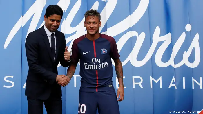 El brasileño Neymar afirmó hoy, en su presentación con el Paris Saint-Germain, que fichar por el equipo francés desde el Barcelona fue una de las decisiones más difíciles de su vida. Fueron momentos muy tensos, de pensar y reprensar en lo que quería lograr, agregó el jugador de 25 años. (4.08.2017)