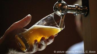 Beer being filled from tap (picture alliance/PIXSELL/Z. Basic)