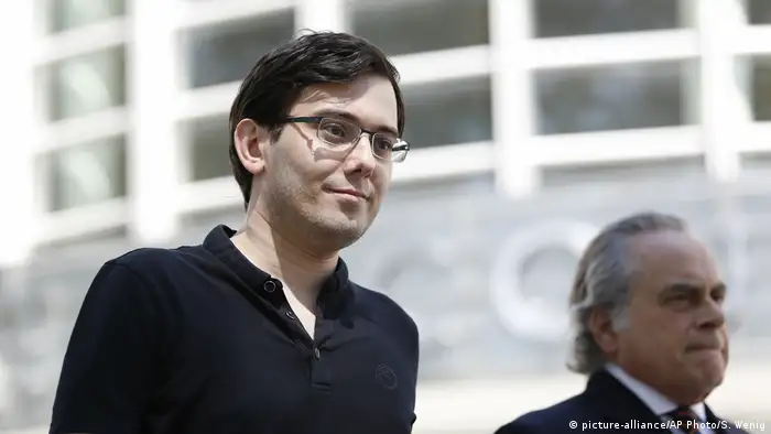 USA Martin Shkreli und sein Anwalt Benjamin Brafman (picture-alliance/AP Photo/S. Wenig)