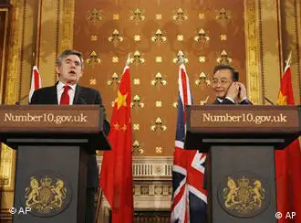 2009年2月2日，温家宝和布朗在伦敦新闻会上