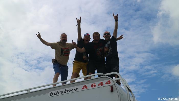 Vier Wacken-Fans auf dem Dach ihres Caravans (DW/S. Wünsch)