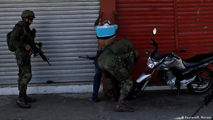 Brasilien Großeinsatz gegen bewaffnete Banden in Armenvierteln von Rio de Janeiro (Reuters/R. Moraes)