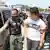 Полиция в Турции задерживает мужчину в футболке с надписью "Герой"