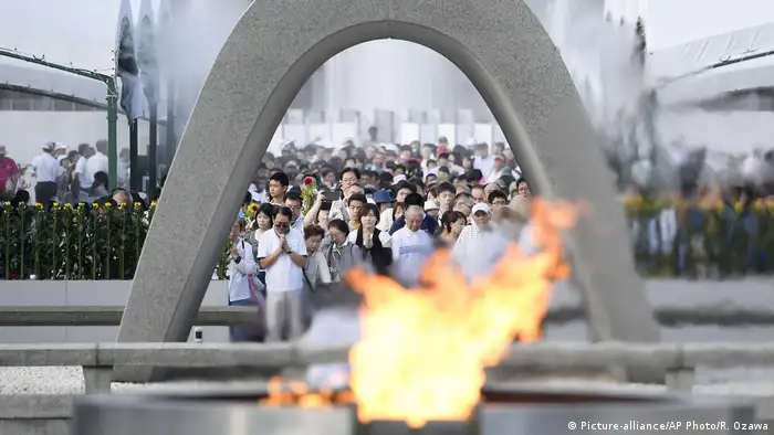 Hiroshima Erinnerung an Atombombenabwurf vor 72 Jahren (Picture-alliance/AP Photo/R. Ozawa)