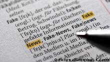 ILLUSTRATION - Der Begriff Fake-News für Falschnachrichten ist am 04.08.2017 in Berlin im neuen Duden zu sehen. Das Nachschlagewerk wurde um 5000 Wörter ergänzt und umfasst nun 145.000 Stichwörter. Foto: Jens Kalaene/dpa-Zentralbild/dpa | Verwendung weltweit