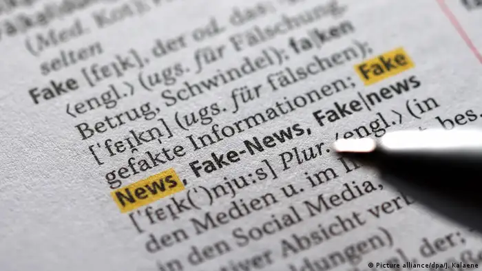 Duden - Das Wort Fake News (Picture alliance/dpa/J. Kalaene)