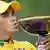 Alberto Contador küsst im Gelben Trikot die Trophäe der Tour de France 2007  (Foto: picture-alliance/epa/C. Karaba)