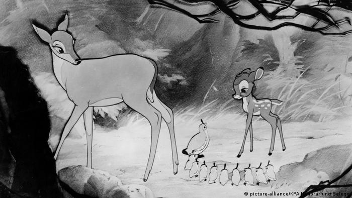Bambi con su madre en blanco y negro (picture-alliance/KPA Honorar und Belege)