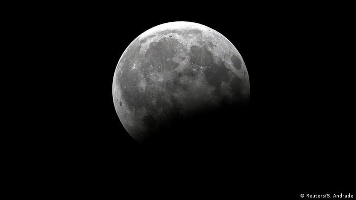 Foto Gerhana Bulan Parsial Di Seluruh Dunia Semua Konten Media Dw 08 08 2017