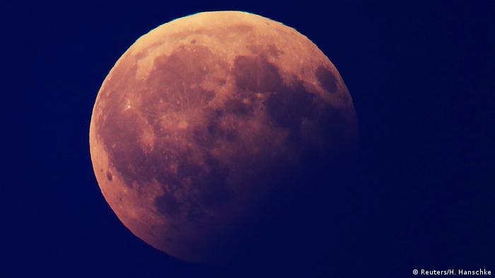 Lunar eclipse of Germany (Reuters / H. Hanschke)