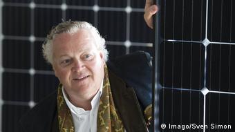 Dr Frank ASBECK Vorstandsvorsitzender der Bonn Solarworld AG CEO posiert an einem Bifacialen Glas Gl