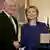 Steinermeier (l.) schüttelt Clinton die Hand (Foto: AP)