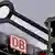 Ein Bahnsignal steht auf Fahrt vor einem DB-Logo (Foto: dpa)