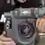 Ein Mann testet eine Kamera der Firma Arri (Quelle: dpa)