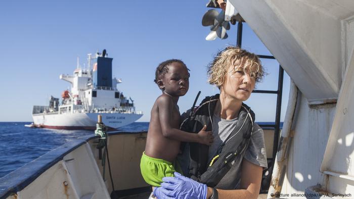Lybien eine spanische Krankenschwester auf dem Rettungsschiff Golfo Azzuro (picture alliance/dpa/AP/A. Surinyach)