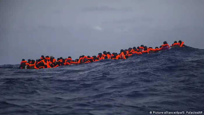Migranten aus Libyen (Picture-alliance/dpa/S. Palacios/AP)